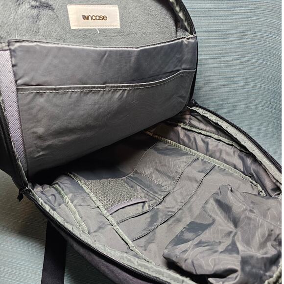 Incase ICON BACKPACK Black 06T-00259210 NWOT - Picture 4 of 5